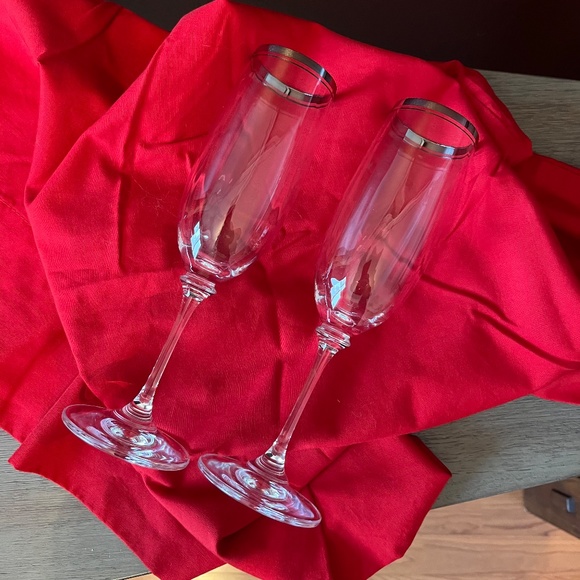 2 Champagne Flutes with Silver Trim on Rims - Picture 5 of 6